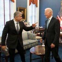 Le ministre des Finances de l'époque, Yair Lapid, rencontre le vice-président américain de l'époque, Joe Biden, à Washington, en 2013. (Image d'archives / Autorisation)