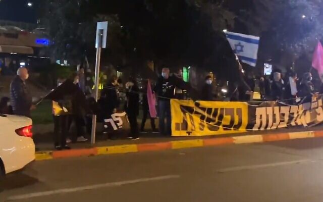 Manifestations contre le Premier ministre Benjamin Netanyahu à Herzliya, le 6 mars 2021. (Capture d'écran)