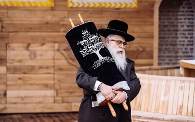 Le grand rabbin de Kiev, le rabbin Bleich, dirige la cérémonie commémorative et l'inauguration de la synagogue symbolique sur le site du massacre nazi de Babi Yar.  (Crédit photo : Autorisation du Centre de commémoration de la Shoah de Babi Yar)