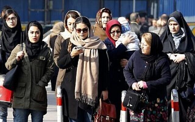 Sur cette photo d'archives prise le 7 février 2018, des femmes iraniennes portant un hijab marchent dans une rue de la capitale Téhéran. (Atta Kenare/AFP)