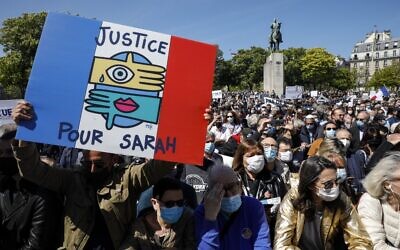 Des manifestants au rassemblement pour demander justice pour Sarah Halimi, sur la place du Trocadéro, devant la tour Eiffel, à Paris, le 25 avril 2021. (Crédit : GEOFFROY VAN DER HASSELT / AFP)