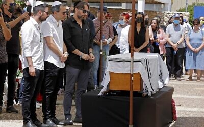 Des parents et des amis entourent du cercueil du célèbre créateur de mode franco-israélien Alber Elbaz pendant ses funérailles dans la ville israélienne de Holon, près de Tel Aviv, le 28 avril 2021. (Crédit : JACK GUEZ / AFP)