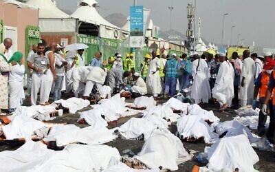 Le personnel d'urgence saoudien près de corps de pèlerins du Hajj sur le site où au moins 717 personnes ont été tuées et des centaines blessées dans un mouvement de foule à Mina, près de la ville de La Mecque, lors du Hajj annuel en Arabie saoudite, le 24 septembre 2015. (Crédit : STR / AFP)
