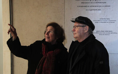 Les chasseurs de nazis Serge et son épouse Beate Klarsfeld assistent à une cérémonie d'inauguration du Mur des noms rénové, au mémorial de la Shoah, à Paris, le 27 janvier 2020. (Crédit : Michel Euler / AP)
