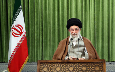 Le chef suprême iranien, l'ayatollah Ali Khamenei, s'adresse à la nation dans un discours télévisé marquant le nouvel an iranien, à Téhéran, en Iran, dimanche 21 mars 2021 (Crédit : Bureau du chef suprême iranien via AP)
