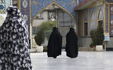 Des Iraniennes voilées de la tête aux pieds au sanctuaire de Saint Saleh, dans le nord de Téhéran, en Iran, le 6 avril 2021. (Crédit : Vahid Salemi / AP)