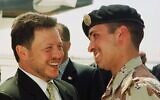 Le roi Abdallah de Jordanie, (à gauche), avec son demi-frère, le prince Hamzah Bin Hussein, le 2 avril 2001. (Crédit : AP Photo/Yousef Allan)