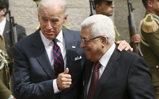 Le vice-président américain de l'époque, Joseph Biden, (à gauche), en compagnie du président de l'Autorité palestinienne, Mahmoud Abbas, avant leur rencontre dans la ville de Ramallah, en Cisjordanie, le 10 mars 2010. (AP/Tara Todras-Whitehill/File)