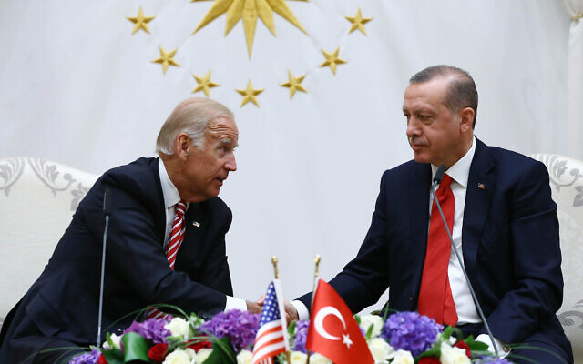 Le vice-président américain Joe Biden, (à gauche), et le président turc Recep Tayyip Erdogan se serrent la main après une réunion à Ankara, en Turquie, le 24 août 2016. (Kayhan Ozer, pool du service de presse présidentiel via AP)