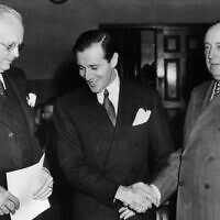 Benjamin "Bugsy" Siegel, (au centre), remercie ses avocats Byron Hanna, (à gauche), et Jerry Giesler après que l'accusation de Siegel pour meurtre a été rejetée à Los Angeles, Californie, le 11 décembre 1940. (Photo AP)