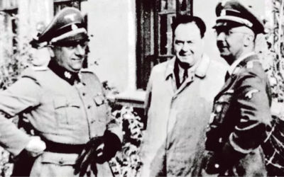 Heinrich Himmler (à droite), chef de la SS, et son thérapeute, Felix Kersten (au centre), en 1944. (Crédit : Archives du Patrimoine culturel prussien / Bildarchiv Preußischer Kulturbesitz)