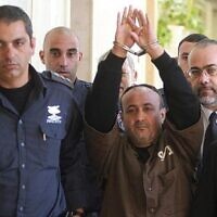 Le dirigeant palestinien du Fatah Marwan Barghouti est escorté par la police israélienne vers le tribunal de première instance de Jérusalem pour témoigner dans le cadre d'un procès civil américain contre les dirigeants palestiniens, en janvier 2012. (Crédit : Flash90)