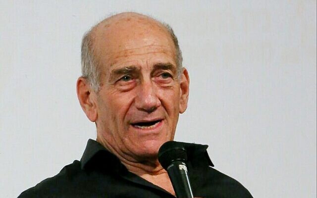 L'ancien Premier ministre Ehud Olmert s'exprime lors d'une conférence à Tel Aviv, le 7 février 2018. (Flash90)