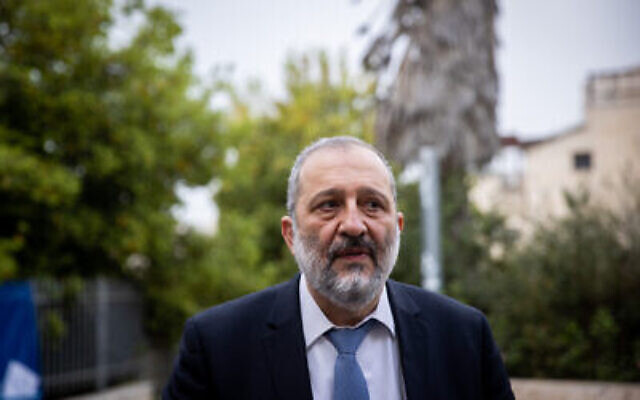 Le chef du parti Shas, Aryeh Deri, lors du vote pour les élections générales à Jérusalem, le 23 mars 2021. (Yonatan Sindel/Flash90)