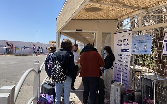 Les Israéliens font la queue au poste-frontière de Taba, le 4 avril 2021. (Crédit : Jacob Magid/Times of Israel)
