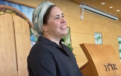 Capture d'écran de la vidéo de la Rabbanit Shira Marili Mirvis s'adressant à sa communauté après sa nomination en tant que chef spirituel de la synagogue Shirat Hatamar à Efrat, avril 2021. (Crédit : YouTube)