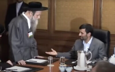 Rabbi Moshe Dov Ber Beck (à gauche) rencontre le président iranien de l'époque, Mahmoud Ahmadinejad. (Capture d'écran : YouTube)