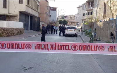 Illustration : La police sur les lieux du meurtre de Suha Mansour à Tira, une ville du centre du pays, le 12 avril 2021. (Capture d'écran : Ynet)