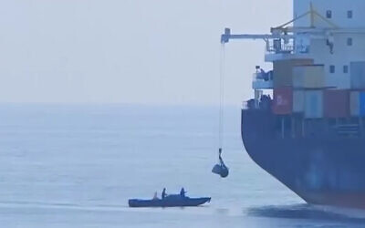 Une embarcation suspecte à la poupe du navire iranien "Saviz" en mer Rouge en 2018. (Capture d'écran vidéo d'Al Arabiya/File)