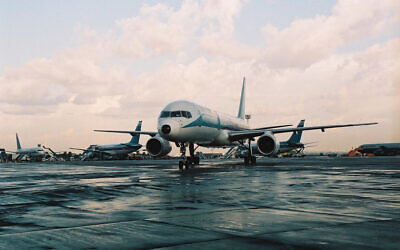 Photo d'illustration : Un Boeing El Al à l'aéroport Ben-Gurion en Israël. (Crédit : Flash90)