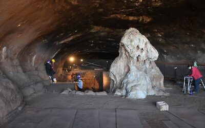 La grotte de Wonderwerk en Afrique du sud. (Crédit : Michael Chazan à l'université de Toronto)