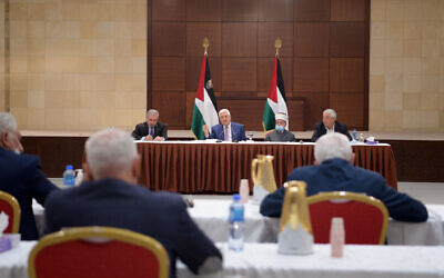 Le président de l'Autorité palestinienne  Mahmoud Abbas annonce le report des élections palestiniennes à une date indéterminée, le 29 avril 2021. (Crédit : WAFA/Tha'ir Ghanayem)
