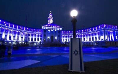 L’hôtel de ville de Denver s'illumine en bleu et blanc en l'honneur du jour de l'indépendance d'Israël le 14 avril 2021. (Crédit : Israel-American Council)