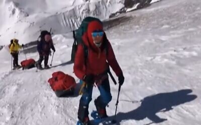 Danielle Wolfson grimpe le versant de l'Everest. (Capture d'écran : Treizième chaîne)