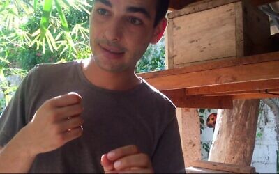 Nataniel Sagi discute des espèces d'abeilles qu'il garde dans son sanctuaire sur l'île de Cozumel au Mexique, mars 2021. (Julie Masis)