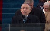 Le rabbin Marvin Hier, fondateur du Centre Simon Wiesenthal, prononce une bénédiction lors de l'investiture du président Donald Trump, le 20 janvier 2017. (Crédit : Capture d'écran/YouTube)