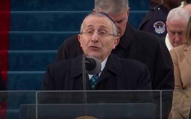 Le rabbin Marvin Hier, fondateur du Centre Simon Wiesenthal, prononce une bénédiction lors de l'investiture du président Donald Trump, le 20 janvier 2017. (Crédit : Capture d'écran/YouTube)