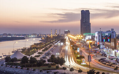 Photo d'illustration : La corniche de Ras  al Khaimah, illuminée la nuit. (Crédit : iStock)