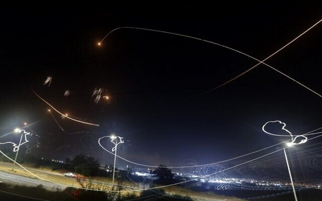 Le système de défense antimissile israélien Dôme de fer intercepte des roquettes lancées par des terroristes palestiniens depuis la bande de Gaza, au-dessus de la ville côtière méridionale d'Ashkelon, le 10 mai 2021. (Jack Guez/AFP)