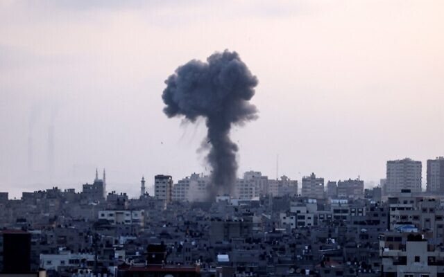 Une colonne de fumée provenant de frappes aériennes israéliennes dans la bande de Gaza, contrôlée par le groupe terroriste palestinien Hamas, le 11 mai 2021. (MAHMUD HAMS / AFP)