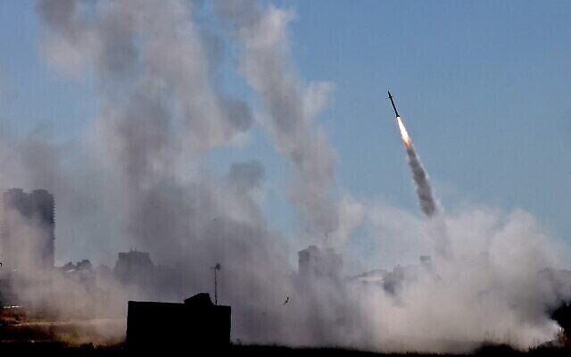 Le système de défense aérienne Dôme de fer d'Israël est activé pour intercepter une roquette tirée depuis la bande de Gaza, le 12 mai 2021. (EMMANUEL DUNAND / AFP)