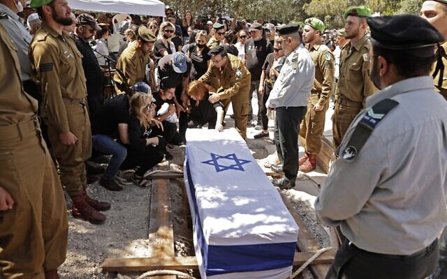 Funérailles d'Omer Tabib, un soldat israélien tué par le Hamas, à Elyakim, le 13 mai 2021. (Crédit : JACK GUEZ / AFP)