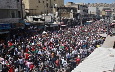 Des manifestants jordaniens participent à un rassemblement pour exprimer leur solidarité avec le peuple palestinien, dans la capitale Amman, le 14 mai 2021 (Crédit : Khalil MAZRAAWI / AFP)