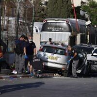 Les forces israéliennes de sécurité inspectent la scène d'un attentat à la voiture-bélier qui a blessé sept policiers dans le quartier sensible de Sheikh Jarrah, à Jérusalem-Est, le 16 mai 2021. (Crédit : Menahem KAHANA / AFP)