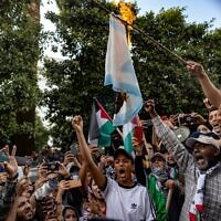 Les Marocains brûlent un drapeau israélien lors d'une manifestation contre la normalisation avec Israël, dans la capitale Rabat, le 16 mai 2021. (Crédit : FADEL SENNA / AFP)