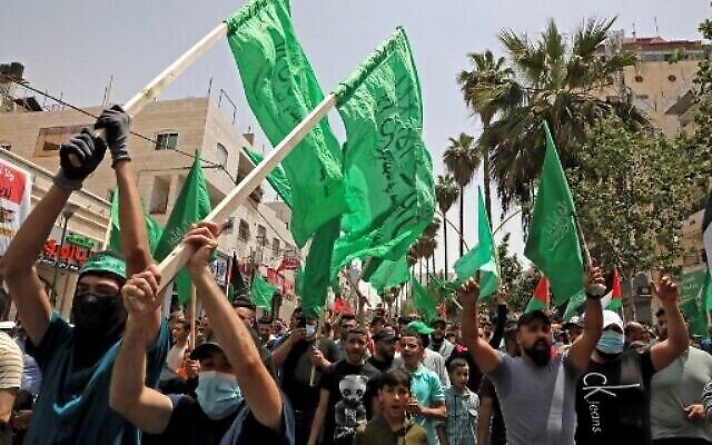Des Palestiniens partisans du Hamas se rassemblent pour fêter le cessez-le-feu entre le Hamas et Israël, à Hébron, en Cisjordanie, le 21 mai 2021. (Crédit : HAZEM BADER/AFP)