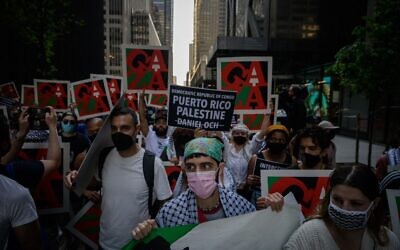 Des manifestants assistent à un rassemblement de solidarité avec la Palestine contre les membres du conseil d'administration du Museum of Modern Art (MOMA) qu'ils accusent de soutenir les efforts militaires israéliens, devant le MoMA à Manhattan, New York, le 21 mai 2021 (Ed JONES / AFP)
