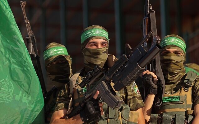 Des membres des Brigades Al-Qassam, la branche armée du Hamas, lors d'un rassemblement dans la ville de Gaza, le 24 mai 2021. (Crédit : Mahmud Hams / AFP)