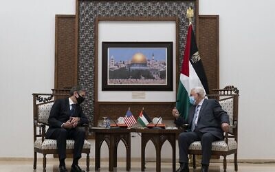 Le secrétaire d'État Antony Blinken (à gauche) s'entretient avec le président de l'Autorité palestinienne Mahmoud Abbas le 25 mai 2021, à Ramallah, en Cisjordanie. (Crédit : Alex Brandon / POOL / AFP)