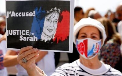 Une femme brandit une pancarte lors de la journée de rassemblements dans le monde entier pour protester contre la gestion par le système judiciaire français de l'affaire Sarah Halimi, le 25 avril 2021. (Crédit : Jack Guez/AFP/Getty Images/ via JTA)