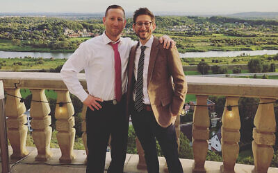 Danny Fenster, à droite, avec son frère Bryan lors du mariage d'un ami à Cracovie, en Pologne, en septembre 2019. (Crédit : Bryan Fenster via JTA)