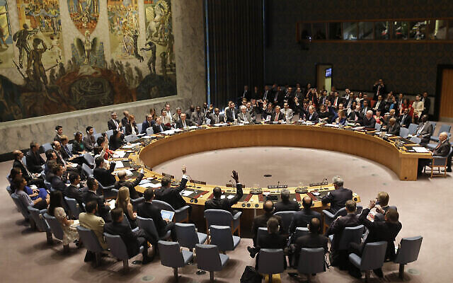 Sur cette photo d'archive du 20 juillet 2015, les membres du Conseil de sécurité votent au siège des Nations Unies sur l'accord nucléaire historique entre l'Iran et six puissances mondiales. (AP / Seth Wenig, dossier)