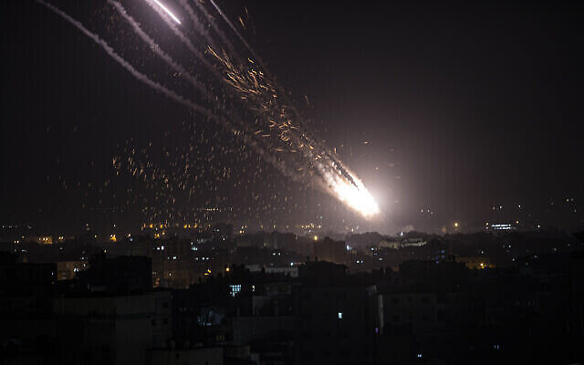 Des roquettes lancées depuis Gaza à Ashkelon, le 10 mai 2021. (Crédit : AP Photo/Khalil Hamra)