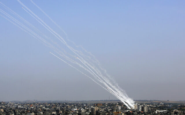 Des roquettes sont lancées de la bande de Gaza vers Israël, le 11 mai 2021. (AP Photo/Hatem Moussa)