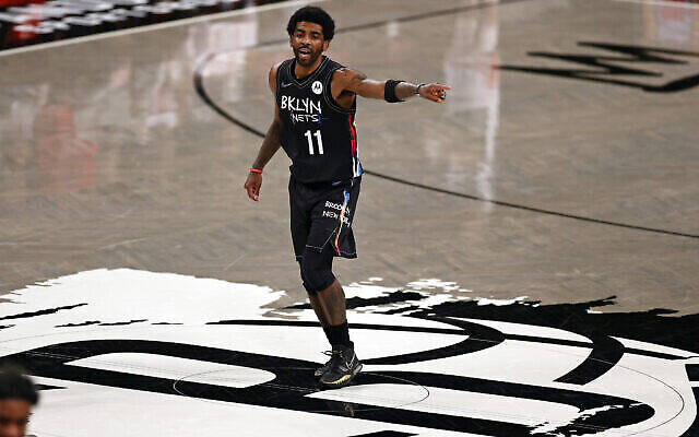 Le gardien des Brooklyn Nets Kyrie Irving réagit contre les Chicago Bulls lors du second quart temps d'un match de basket de NBA le 15 mai 2021 à New York. (AP / Adam Hunger)