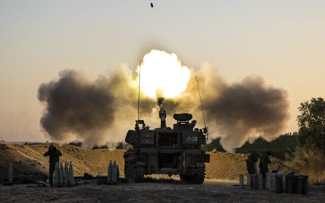 Une unité d'artillerie lance des obus vers des cibles à Gaza, le 19 mai 2021. (Crédit : AP Photo/Tsafrir Abayov, File)